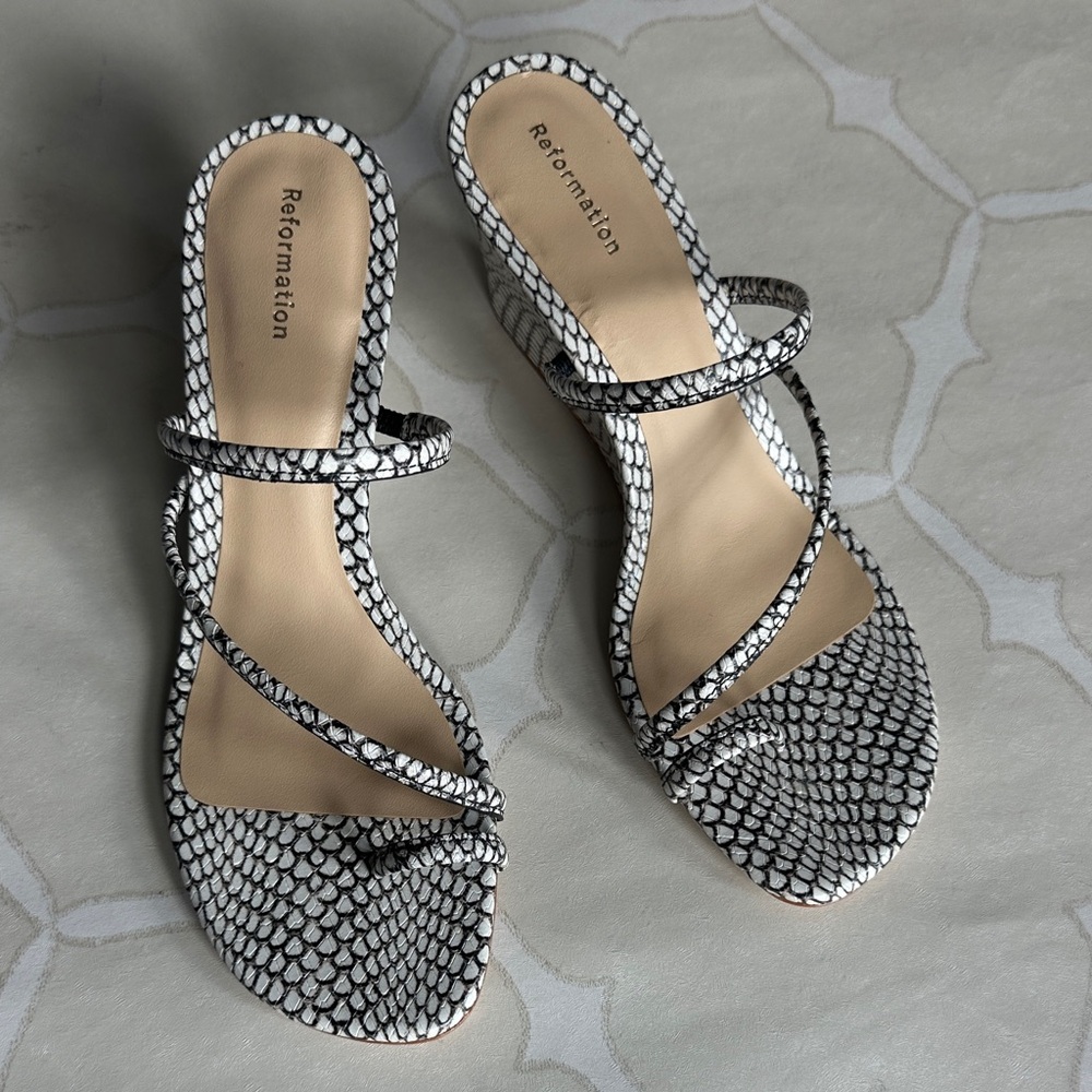 Reformation Jorgia Black & White Strappy Snake Skin print Wedge Sandals Sz 7